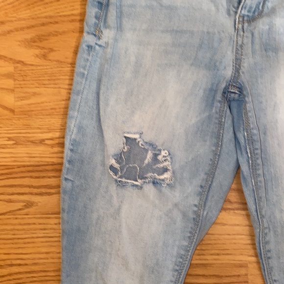 Women’s size 5/6 light wash ripped skinny jeans - Picture 3 of 9
